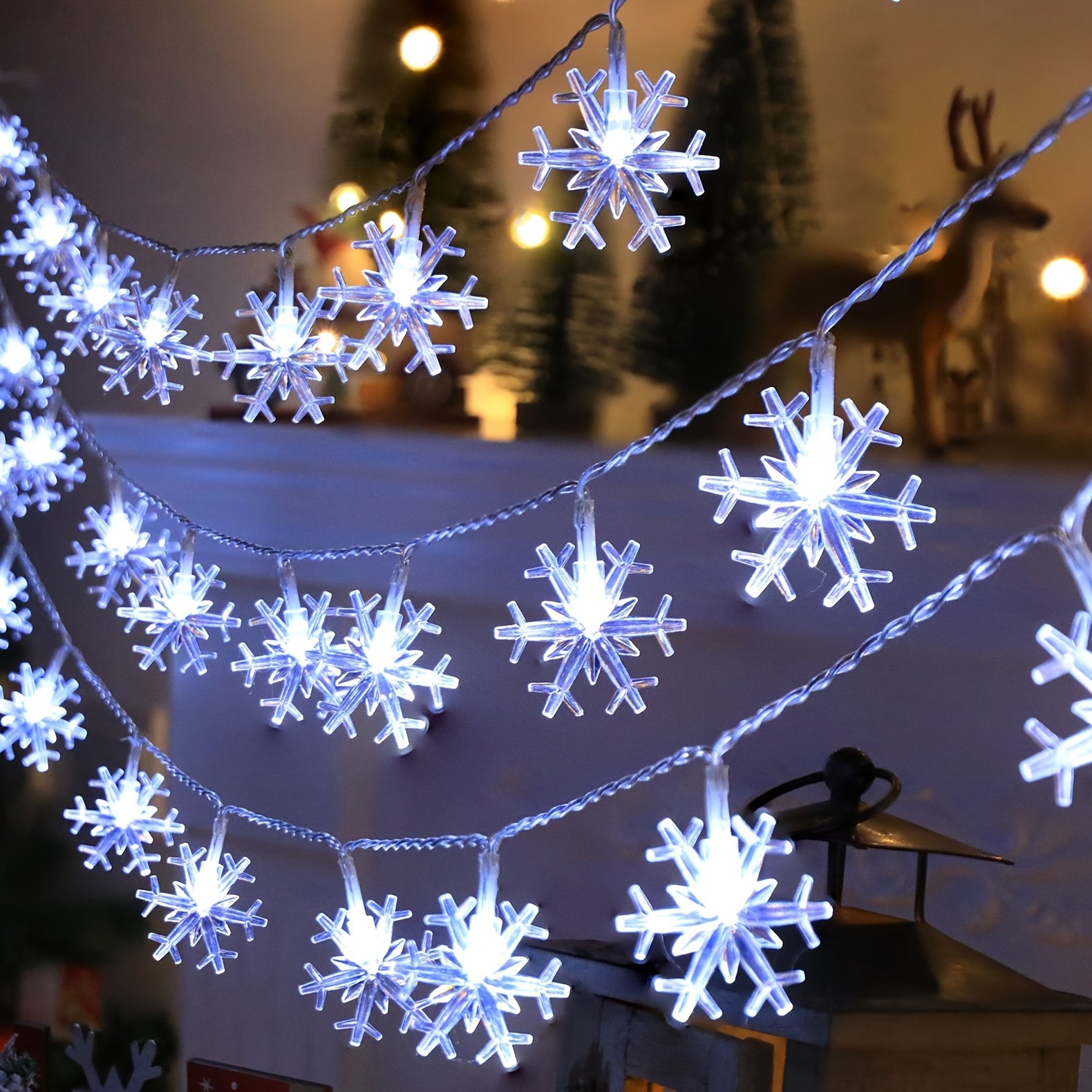 Battery-operated snowflake string lights with a cozy warm glow, ideal for holiday decor in living rooms, corridors, and Christmas trees.