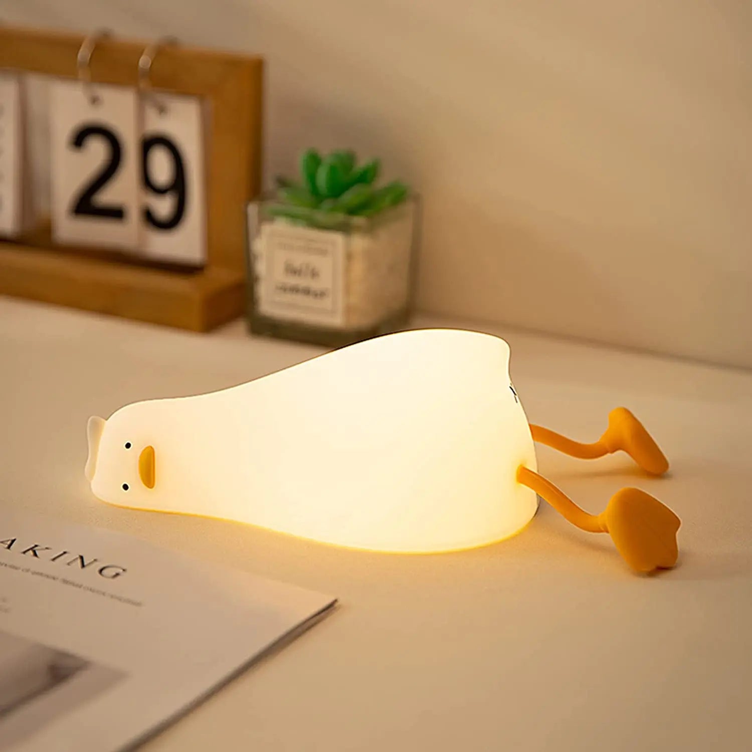 LED duck night light, squishy silicone duck lamp, touch control dimmable nursery lamp with three brightness levels for kids' rooms and bedrooms.