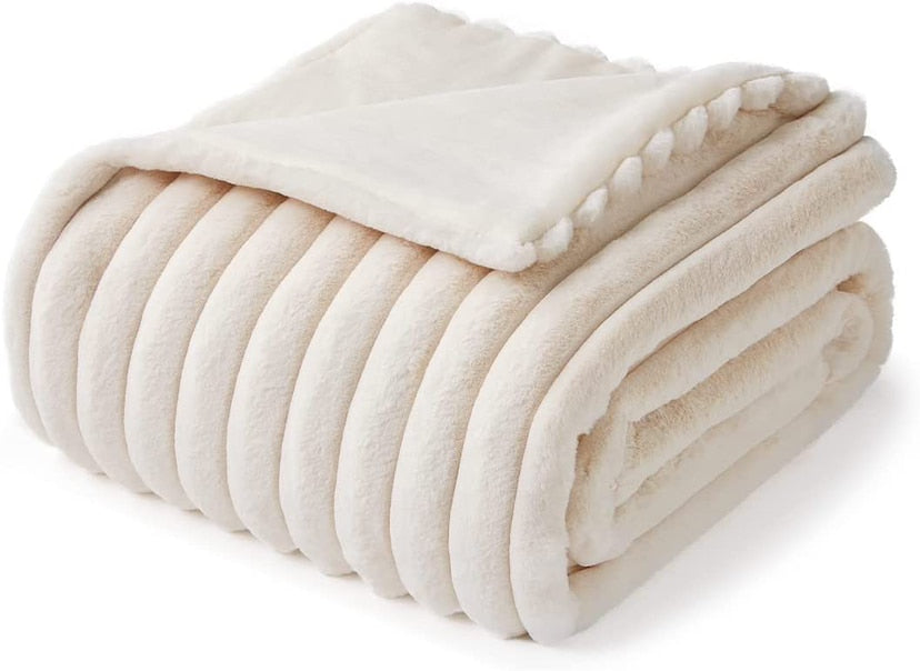 RoyaleGlow Lounging Blanket - Chunky, Breathable Nordic Throw - Ivory / 100x150cm