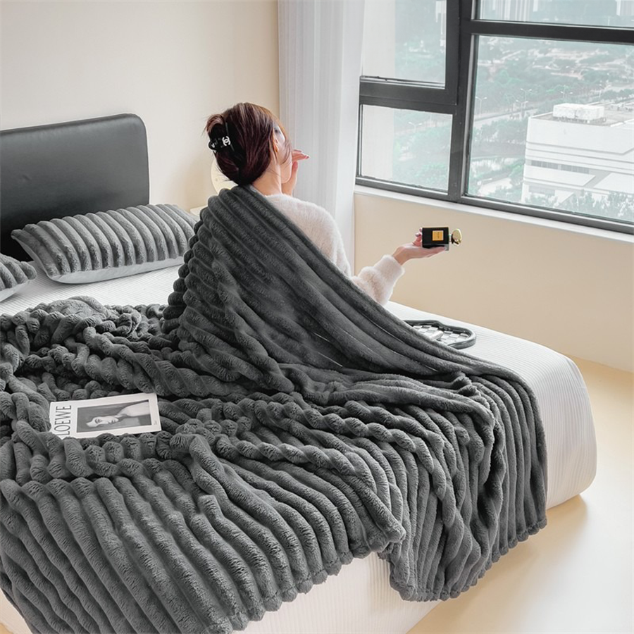 RoyaleGlow Lounging Blanket - Chunky, Breathable Nordic Throw - Ivory / 100x150cm